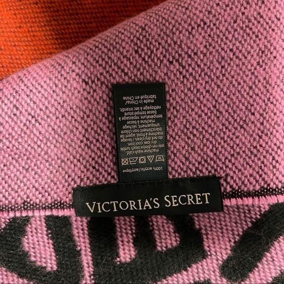 Victoria’s secret winter angle scarf red pink black graphic logo cozy - Picture 4 of 7